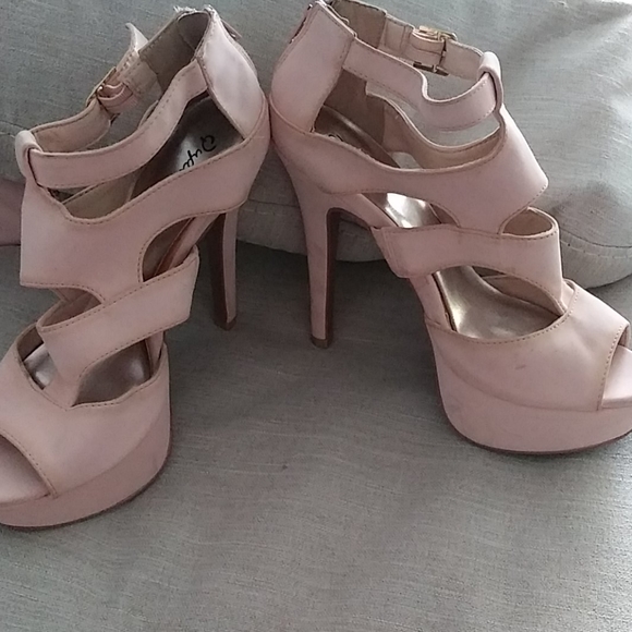 Heels - Picture 5 of 6